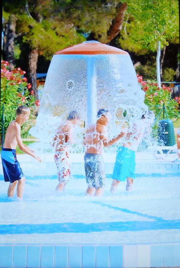 Lux Camp - Mobile Homes In Bi Village Fažana Εξωτερικό φωτογραφία
